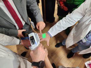 Rotary Club Sevilla International entrega un dispositivo de detección de venas en el Hospital Reina Sofía de Córdoba