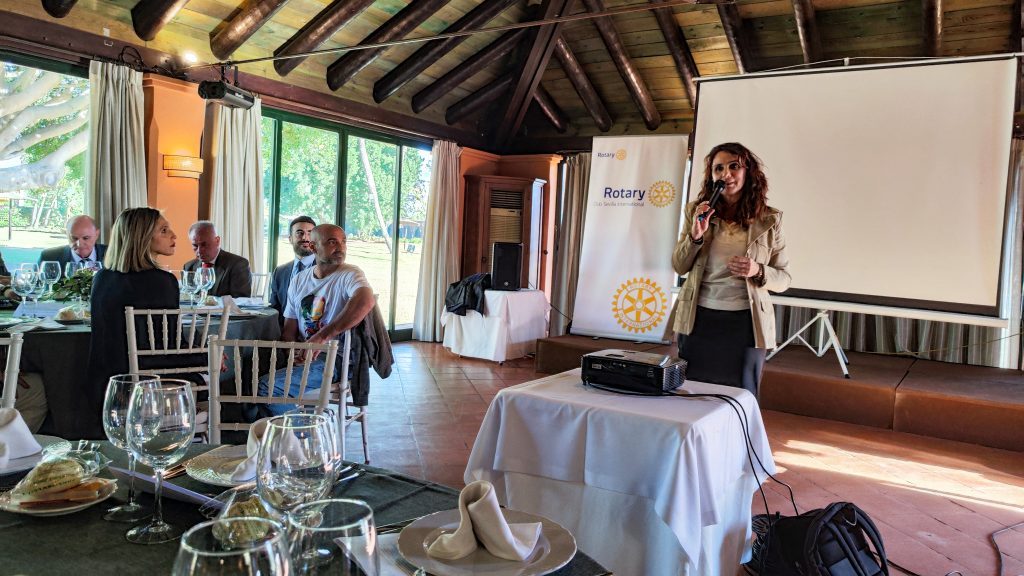 Reunión del Rotary Club Sevilla International con las ponencias de Carlos Mats sobre el metaverso y Padre Manuel Ángel sobre AFAR