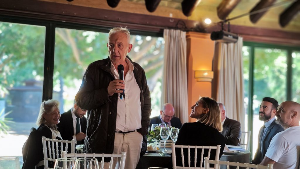 Reunión del Rotary Club Sevilla International con las ponencias de Carlos Mats sobre el metaverso y Padre Manuel Ángel sobre AFAR