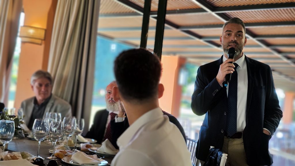 Reunión del Rotary Club Sevilla International con las ponencias de Carlos Mats sobre el metaverso y Padre Manuel Ángel sobre AFAR