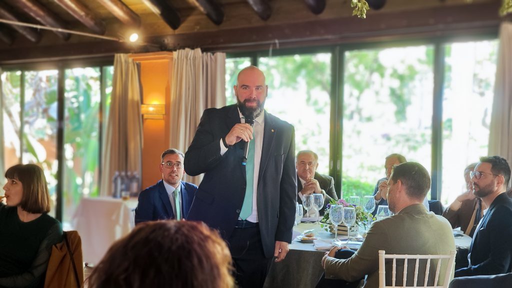 Reunión del Rotary Club Sevilla International con las ponencias de Carlos Mats sobre el metaverso y Padre Manuel Ángel sobre AFAR