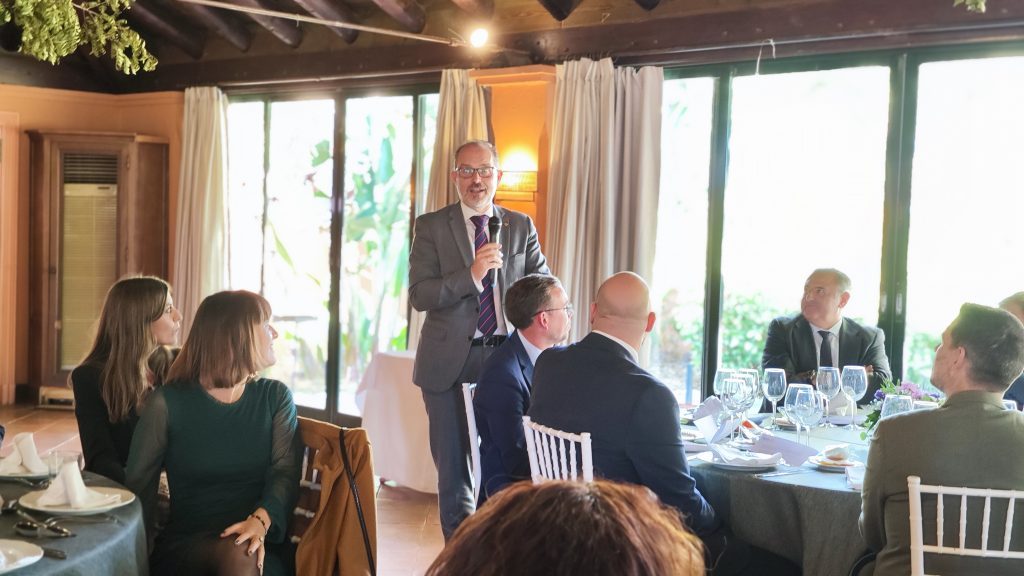 Reunión del Rotary Club Sevilla International con las ponencias de Carlos Mats sobre el metaverso y Padre Manuel Ángel sobre AFAR