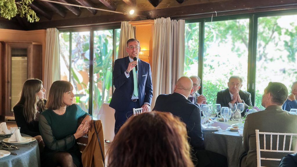 Reunión del Rotary Club Sevilla International con las ponencias de Carlos Mats sobre el metaverso y Padre Manuel Ángel sobre AFAR