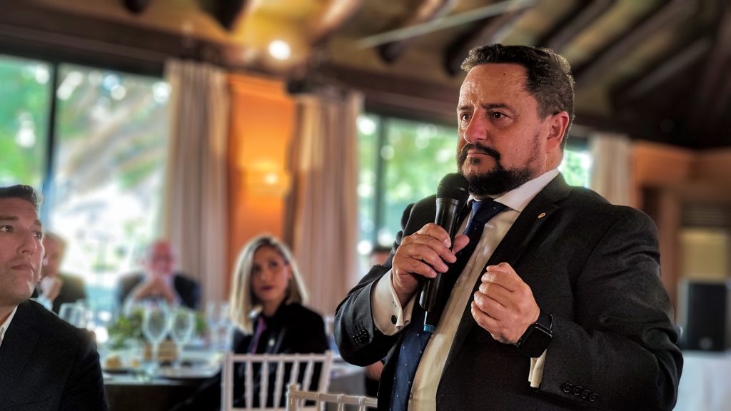 Reunión del Rotary Club Sevilla International con las ponencias de Carlos Mats sobre el metaverso y Padre Manuel Ángel sobre AFAR