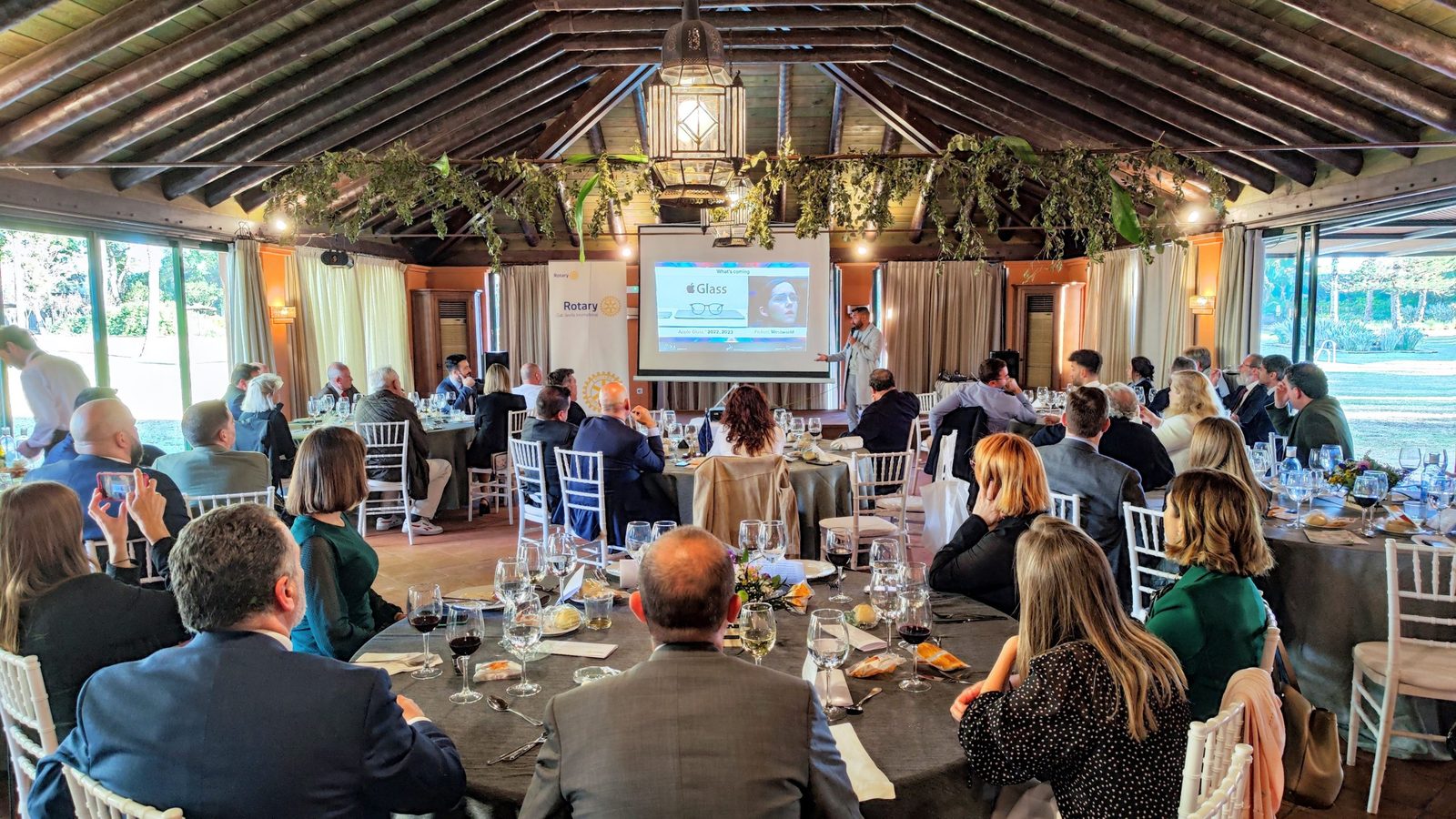 Reunión del Rotary Club Sevilla International con las ponencias de Carlos Mats sobre el metaverso y Padre Manuel Ángel sobre AFAR
