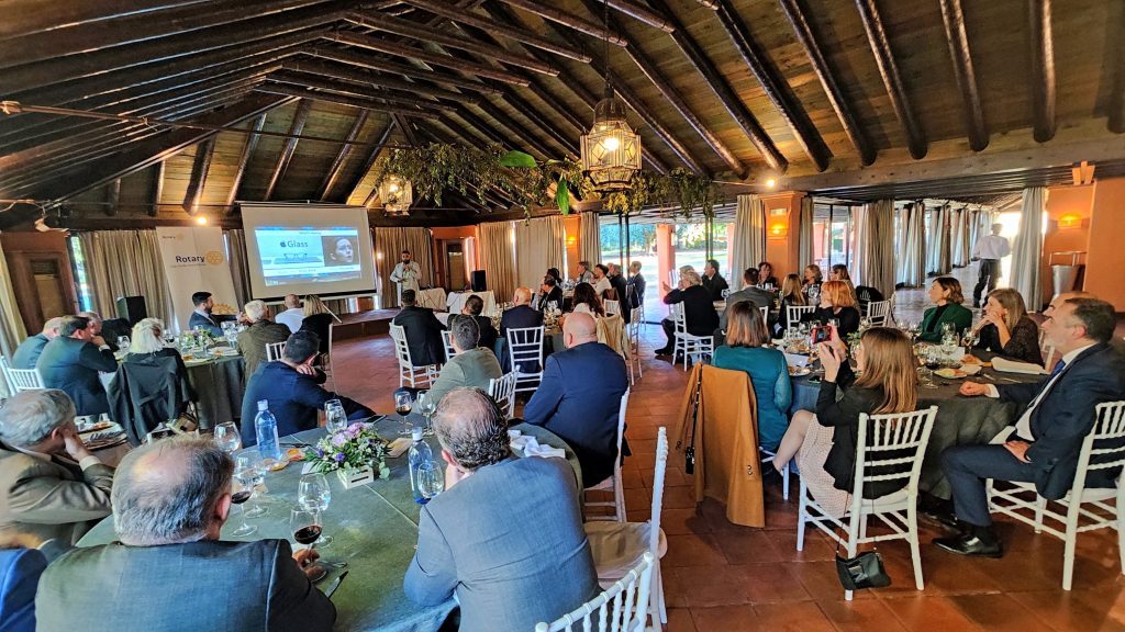 Reunión del Rotary Club Sevilla International con las ponencias de Carlos Mats sobre el metaverso y Padre Manuel Ángel sobre AFAR