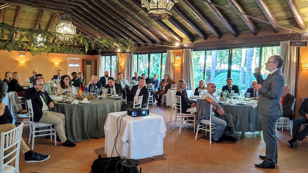 Reunión del Rotary Club Sevilla International con las ponencias de Carlos Mats sobre el metaverso y Padre Manuel Ángel sobre AFAR
