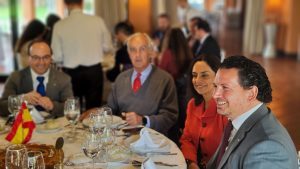 ‘Two closures’ speech by the gallery owner Pepe Cobo and the Consul General of Peru in Seville Rosario Botton at the Rotary Sevilla International Club