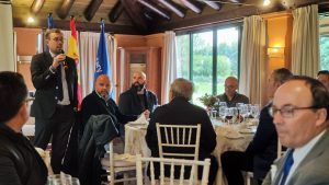 ‘Two closures’ speech by the gallery owner Pepe Cobo and the Consul General of Peru in Seville Rosario Botton at the Rotary Sevilla International Club