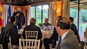 ‘Two closures’ speech by the gallery owner Pepe Cobo and the Consul General of Peru in Seville Rosario Botton at the Rotary Sevilla International Club