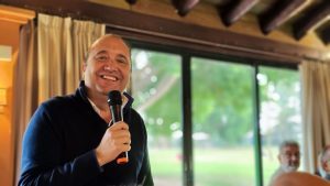 ‘Two closures’ speech by the gallery owner Pepe Cobo and the Consul General of Peru in Seville Rosario Botton at the Rotary Sevilla International Club