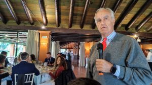 ‘Two closures’ speech by the gallery owner Pepe Cobo and the Consul General of Peru in Seville Rosario Botton at the Rotary Sevilla International Club