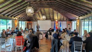 ‘Two closures’ speech by the gallery owner Pepe Cobo and the Consul General of Peru in Seville Rosario Botton at the Rotary Sevilla International Club