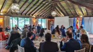 ‘Two closures’ speech by the gallery owner Pepe Cobo and the Consul General of Peru in Seville Rosario Botton at the Rotary Sevilla International Club