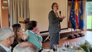 ‘Two closures’ speech by the gallery owner Pepe Cobo and the Consul General of Peru in Seville Rosario Botton at the Rotary Sevilla International Club