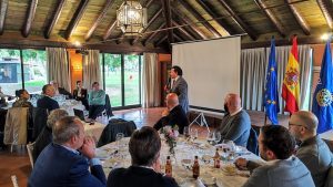 ‘Two closures’ speech by the gallery owner Pepe Cobo and the Consul General of Peru in Seville Rosario Botton at the Rotary Sevilla International Club