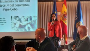 ‘Two closures’ speech by the gallery owner Pepe Cobo and the Consul General of Peru in Seville Rosario Botton at the Rotary Sevilla International Club