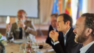 Conferencia de Carlos Rus presidente de ASPE sobre la situación de la sanidad en España en el club Rotary Sevilla International