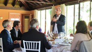 Conferencia de Carlos Rus presidente de ASPE sobre la situación de la sanidad en España en el club Rotary Sevilla International
