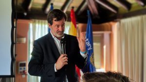 Conferencia de Carlos Rus presidente de ASPE sobre la situación de la sanidad en España en el club Rotary Sevilla International
