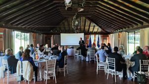 Conferencia de Carlos Rus presidente de ASPE sobre la situación de la sanidad en España en el club Rotary Sevilla International