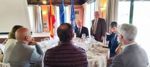 El arqueólogo Alejandro Jiménez expone los nuevos descubrimientos de Itálica en el Rotary Club Sevilla International con la visita de rotarios del club de Leverkusen
