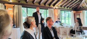 El arqueólogo Alejandro Jiménez expone los nuevos descubrimientos de Itálica en el Rotary Club Sevilla International con la visita de rotarios del club de Leverkusen