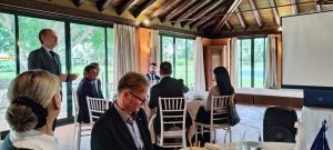 El arqueólogo Alejandro Jiménez expone los nuevos descubrimientos de Itálica en el Rotary Club Sevilla International con la visita de rotarios del club de Leverkusen