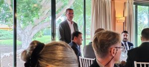 El arqueólogo Alejandro Jiménez expone los nuevos descubrimientos de Itálica en el Rotary Club Sevilla International con la visita de rotarios del club de Leverkusen