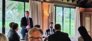 El arqueólogo Alejandro Jiménez expone los nuevos descubrimientos de Itálica en el Rotary Club Sevilla International con la visita de rotarios del club de Leverkusen