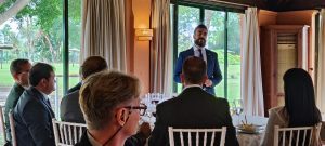 El arqueólogo Alejandro Jiménez expone los nuevos descubrimientos de Itálica en el Rotary Club Sevilla International con la visita de rotarios del club de Leverkusen