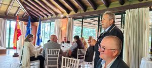 El arqueólogo Alejandro Jiménez expone los nuevos descubrimientos de Itálica en el Rotary Club Sevilla International con la visita de rotarios del club de Leverkusen