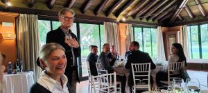 El arqueólogo Alejandro Jiménez expone los nuevos descubrimientos de Itálica en el Rotary Club Sevilla International con la visita de rotarios del club de Leverkusen