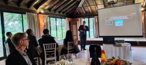 El arqueólogo Alejandro Jiménez expone los nuevos descubrimientos de Itálica en el Rotary Club Sevilla International con la visita de rotarios del club de Leverkusen