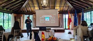 El arqueólogo Alejandro Jiménez expone los nuevos descubrimientos de Itálica en el Rotary Club Sevilla International con la visita de rotarios del club de Leverkusen