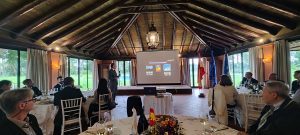 El arqueólogo Alejandro Jiménez expone los nuevos descubrimientos de Itálica en el Rotary Club Sevilla International con la visita de rotarios del club de Leverkusen