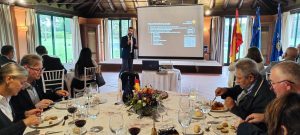 El arqueólogo Alejandro Jiménez expone los nuevos descubrimientos de Itálica en el Rotary Club Sevilla International con la visita de rotarios del club de Leverkusen