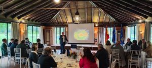 El arqueólogo Alejandro Jiménez expone los nuevos descubrimientos de Itálica en el Rotary Club Sevilla International con la visita de rotarios del club de Leverkusen