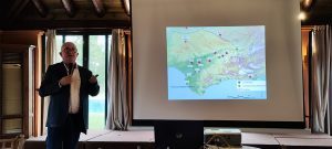 El arqueólogo Alejandro Jiménez expone los nuevos descubrimientos de Itálica en el Rotary Club Sevilla International con la visita de rotarios del club de Leverkusen