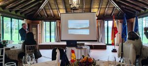El arqueólogo Alejandro Jiménez expone los nuevos descubrimientos de Itálica en el Rotary Club Sevilla International con la visita de rotarios del club de Leverkusen