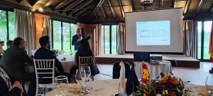 El arqueólogo Alejandro Jiménez expone los nuevos descubrimientos de Itálica en el Rotary Club Sevilla International con la visita de rotarios del club de Leverkusen