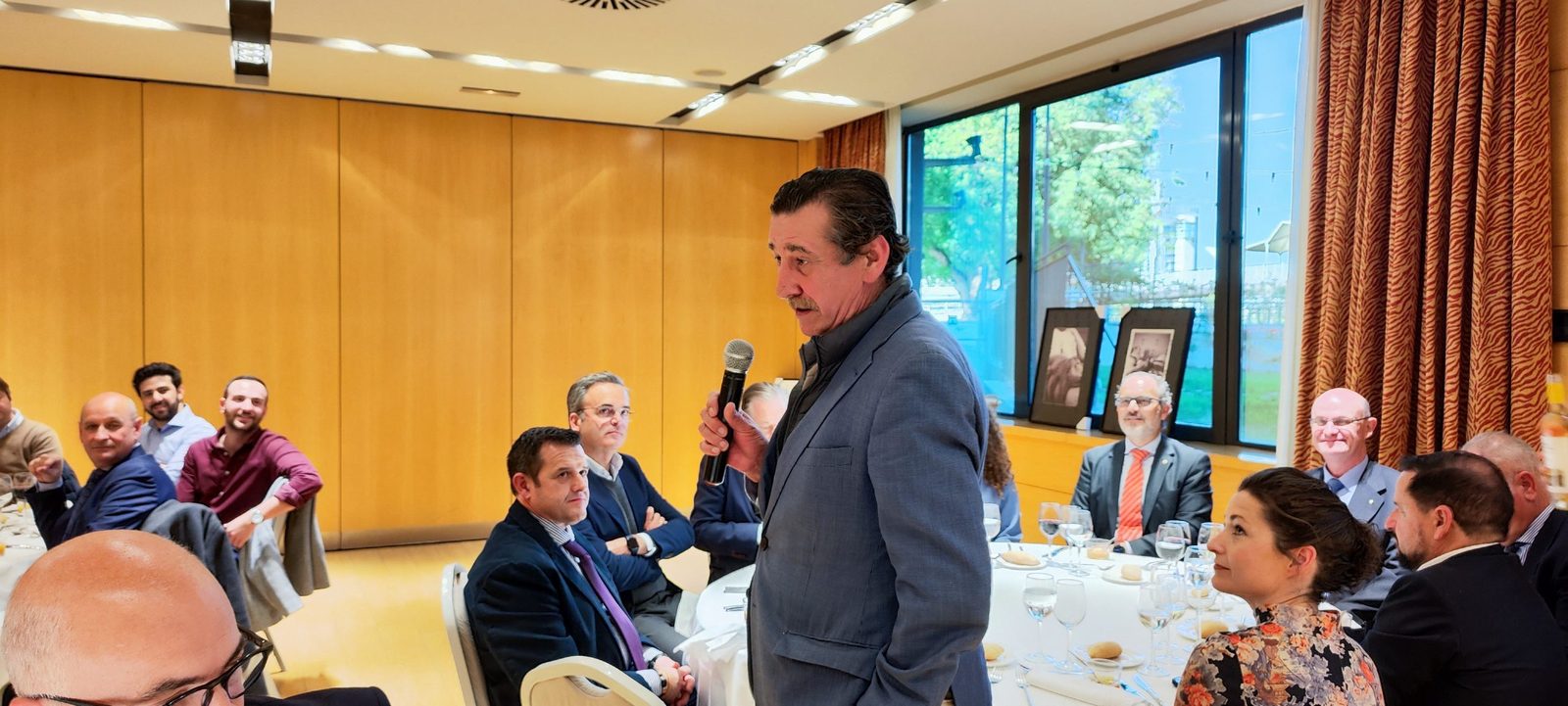 La artista internacional Michelle López y el médico Dr. Vicente Salinas dan ponencias en la reunión de Rotary Club Sevilla International