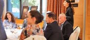 La artista internacional Michelle López y el médico Dr. Vicente Salinas dan ponencias en la reunión de Rotary Club Sevilla International