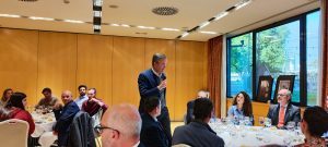 La artista internacional Michelle López y el médico Dr. Vicente Salinas dan ponencias en la reunión de Rotary Club Sevilla International