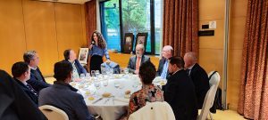 La artista internacional Michelle López y el médico Dr. Vicente Salinas dan ponencias en la reunión de Rotary Club Sevilla International