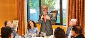 La artista internacional Michelle López y el médico Dr. Vicente Salinas dan ponencias en la reunión de Rotary Club Sevilla International