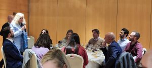 La artista internacional Michelle López y el médico Dr. Vicente Salinas dan ponencias en la reunión de Rotary Club Sevilla International