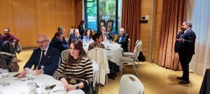 La artista internacional Michelle López y el médico Dr. Vicente Salinas dan ponencias en la reunión de Rotary Club Sevilla International