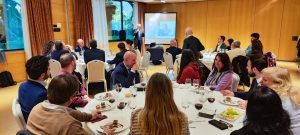 La artista internacional Michelle López y el médico Dr. Vicente Salinas dan ponencias en la reunión de Rotary Club Sevilla International