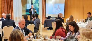 La artista internacional Michelle López y el médico Dr. Vicente Salinas dan ponencias en la reunión de Rotary Club Sevilla International